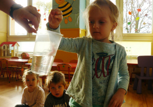 Dzieci prowadzą eksperyment co pływa, a co tonie